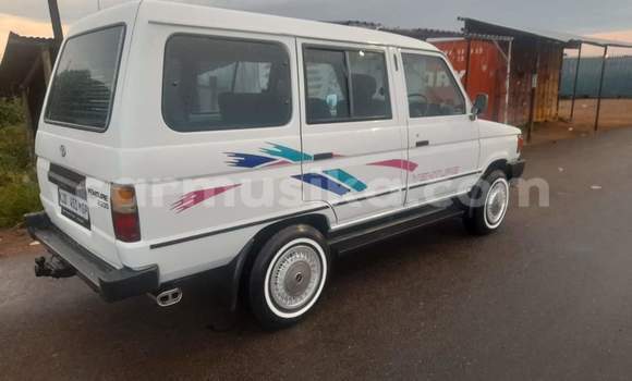 Acheter Occasion Voiture Toyota Ventury Blanc à Beitbridge, Matabeleland South Acheter Occasion Voiture Toyota Ventury Blanc à Beitbridge, Matabeleland South
