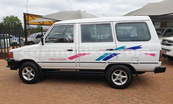 Buy Used Toyota Ventury White Car in Beitbridge in Matabeleland South