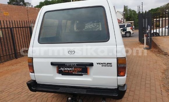 Acheter Occasion Voiture Toyota Ventury Blanc à Beitbridge, Matabeleland South Acheter Occasion Voiture Toyota Ventury Blanc à Beitbridge, Matabeleland South