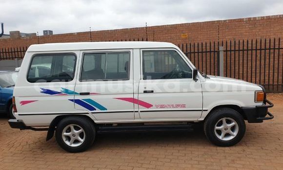 Acheter Occasion Voiture Toyota Ventury Blanc à Beitbridge, Matabeleland South Acheter Occasion Voiture Toyota Ventury Blanc à Beitbridge, Matabeleland South