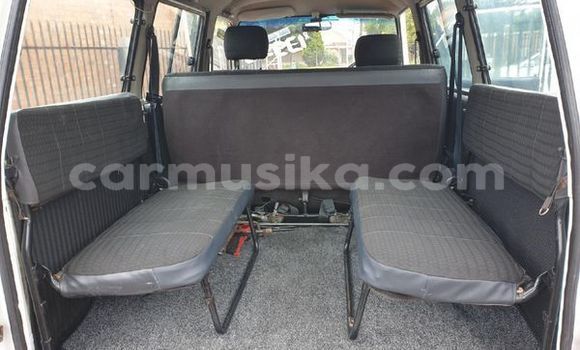 Acheter Occasion Voiture Toyota Ventury Blanc à Beitbridge, Matabeleland South Acheter Occasion Voiture Toyota Ventury Blanc à Beitbridge, Matabeleland South