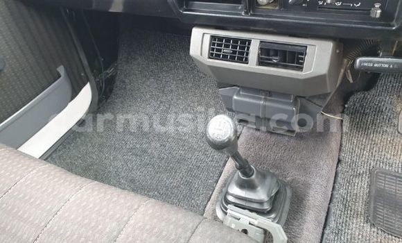 Acheter Occasion Voiture Toyota Ventury Blanc à Beitbridge, Matabeleland South Acheter Occasion Voiture Toyota Ventury Blanc à Beitbridge, Matabeleland South