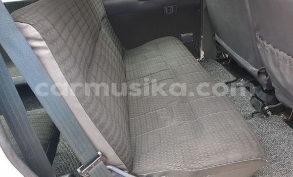 Acheter Occasion Voiture Toyota Ventury Blanc à Beitbridge, Matabeleland South Acheter Occasion Voiture Toyota Ventury Blanc à Beitbridge, Matabeleland South