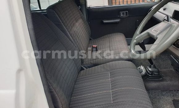 Acheter Occasion Voiture Toyota Ventury Blanc à Beitbridge, Matabeleland South Acheter Occasion Voiture Toyota Ventury Blanc à Beitbridge, Matabeleland South