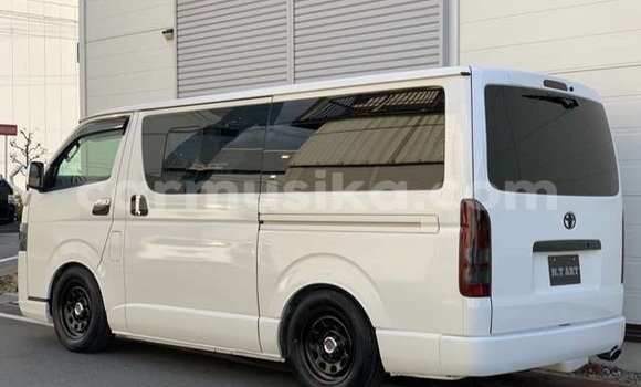 Buy Used Toyota Hiace White Car in Beitbridge in Matabeleland South Buy Used Toyota Hiace White Car in Beitbridge in Matabeleland South