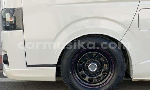 Buy Used Toyota Hiace White Car in Beitbridge in Matabeleland South Buy Used Toyota Hiace White Car in Beitbridge in Matabeleland South