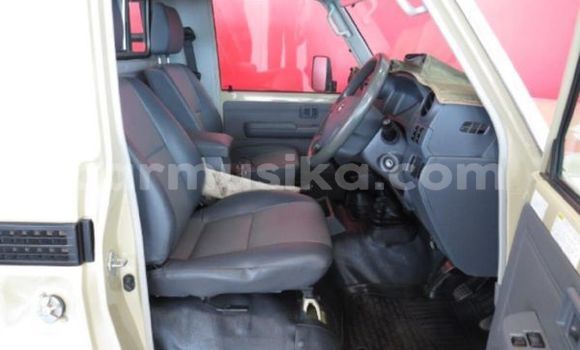 Acheter Occasion Voiture Toyota Land Cruiser Beige à Beitbridge, Matabeleland South Acheter Occasion Voiture Toyota Land Cruiser Beige à Beitbridge, Matabeleland South