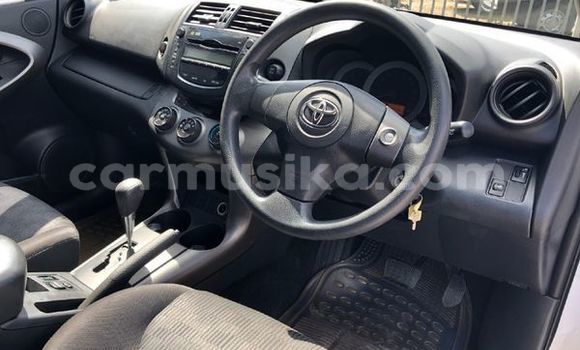 Acheter Occasion Voiture Toyota RAV4 Blanc à Beitbridge, Matabeleland South Acheter Occasion Voiture Toyota RAV4 Blanc à Beitbridge, Matabeleland South