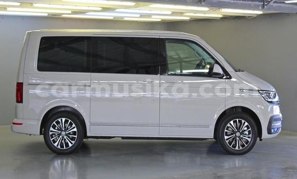 Buy Used Volkswagen Caravelle White Car in Beitbridge in Matabeleland South Buy Used Volkswagen Caravelle White Car in Beitbridge in Matabeleland South