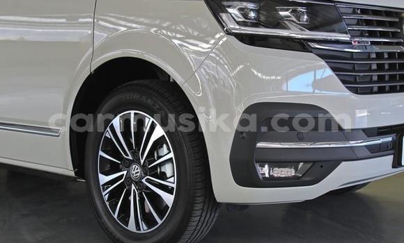 Buy Used Volkswagen Caravelle White Car in Beitbridge in Matabeleland South Buy Used Volkswagen Caravelle White Car in Beitbridge in Matabeleland South