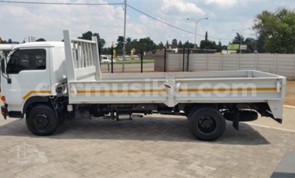 Nunua Ilio tumika Nissan Pickup Nyeupe Gari ndani ya Beitbridge nchini Matabeleland Kusini Nunua Ilio tumika Nissan Pickup Nyeupe Gari ndani ya Beitbridge nchini Matabeleland Kusini