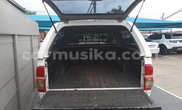 Buy Used Toyota Hilux White Car in Beitbridge in Matabeleland South Buy Used Toyota Hilux White Car in Beitbridge in Matabeleland South