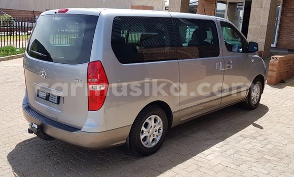 Acheter Occasion Voiture Hyundai H1 Gris à Beitbridge, Matabeleland South Acheter Occasion Voiture Hyundai H1 Gris à Beitbridge, Matabeleland South