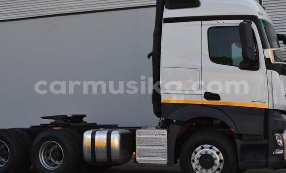 Acheter Occasion Utilitaire Mercedes‒Benz 2644 Blanc à Beitbridge, Matabeleland South Acheter Occasion Utilitaire Mercedes‒Benz 2644 Blanc à Beitbridge, Matabeleland South