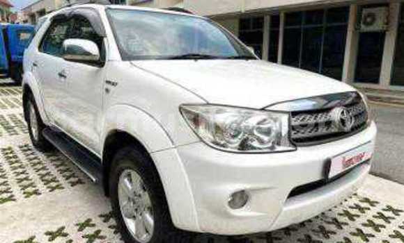 Acheter Occasion Voiture Toyota Fortuner Blanc à Beitbridge, Matabeleland South Acheter Occasion Voiture Toyota Fortuner Blanc à Beitbridge, Matabeleland South