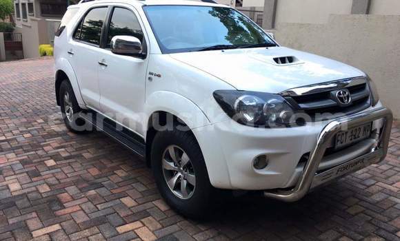 Acheter Occasion Voiture Toyota Fortuner Blanc à Beitbridge, Matabeleland South Acheter Occasion Voiture Toyota Fortuner Blanc à Beitbridge, Matabeleland South