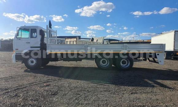 Acheter Occasion Utilitaire Volvo F4 Blanc à Beitbridge, Matabeleland South Acheter Occasion Utilitaire Volvo F4 Blanc à Beitbridge, Matabeleland South
