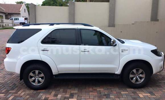 Acheter Occasion Voiture Toyota Fortuner Blanc à Beitbridge, Matabeleland South Acheter Occasion Voiture Toyota Fortuner Blanc à Beitbridge, Matabeleland South