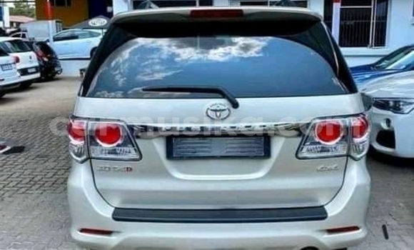 Acheter Occasion Voiture Toyota Fortuner Gris à Beitbridge, Matabeleland South Acheter Occasion Voiture Toyota Fortuner Gris à Beitbridge, Matabeleland South