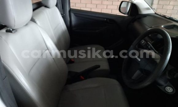 Nunua Ilio tumika Isuzu KB Nyeupe Gari ndani ya Beitbridge nchini Matabeleland Kusini Nunua Ilio tumika Isuzu KB Nyeupe Gari ndani ya Beitbridge nchini Matabeleland Kusini