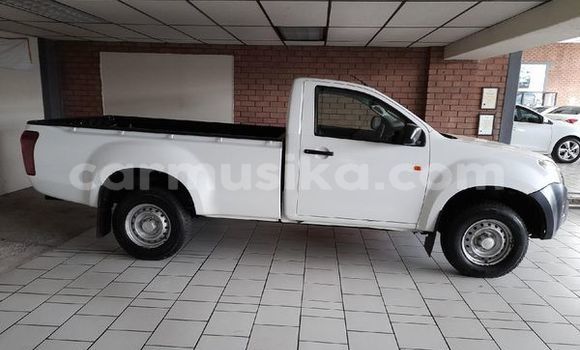 Nunua Ilio tumika Isuzu KB Nyeupe Gari ndani ya Beitbridge nchini Matabeleland Kusini Nunua Ilio tumika Isuzu KB Nyeupe Gari ndani ya Beitbridge nchini Matabeleland Kusini