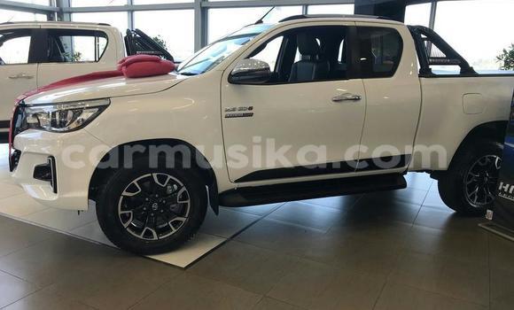 Tenga Tsaru Toyota Hilux Chena Mota in Beitbridge in Matabeleland South