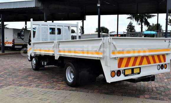 Acheter Occasion Utilitaire Hino 300 Blanc à Beitbridge, Matabeleland South Acheter Occasion Utilitaire Hino 300 Blanc à Beitbridge, Matabeleland South