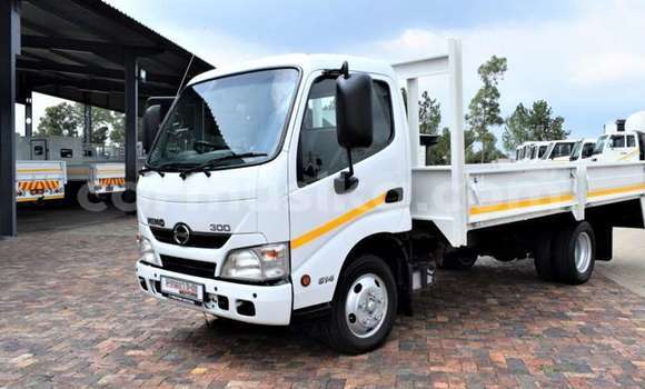 Acheter Occasion Utilitaire Hino 300 Blanc à Beitbridge, Matabeleland South Acheter Occasion Utilitaire Hino 300 Blanc à Beitbridge, Matabeleland South