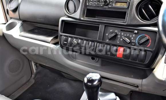 Acheter Occasion Utilitaire Hino 300 Blanc à Beitbridge, Matabeleland South Acheter Occasion Utilitaire Hino 300 Blanc à Beitbridge, Matabeleland South