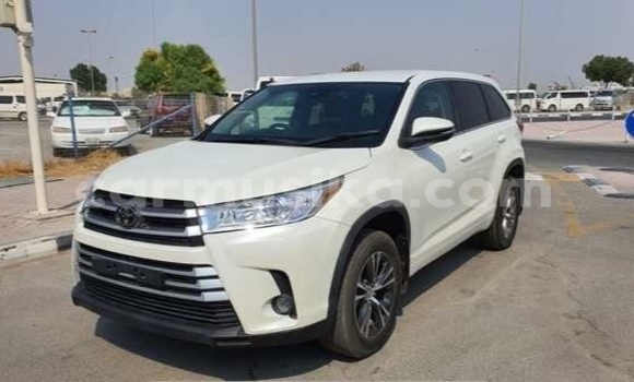 Acheter Occasion Voiture Toyota Kluger Blanc à Beitbridge, Matabeleland South Acheter Occasion Voiture Toyota Kluger Blanc à Beitbridge, Matabeleland South