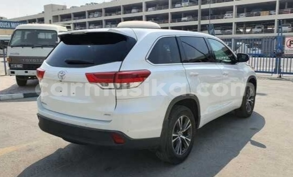 Acheter Occasion Voiture Toyota Kluger Blanc à Beitbridge, Matabeleland South Acheter Occasion Voiture Toyota Kluger Blanc à Beitbridge, Matabeleland South