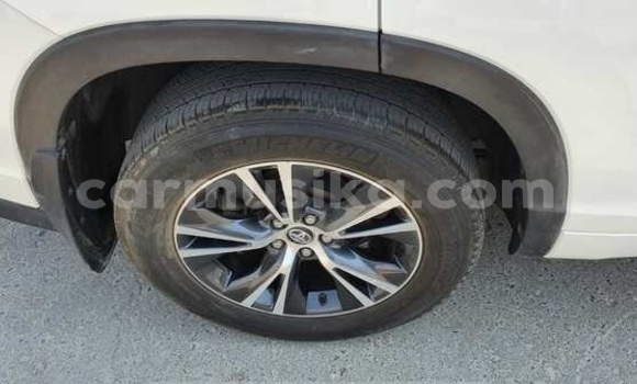 Acheter Occasion Voiture Toyota Kluger Blanc à Beitbridge, Matabeleland South Acheter Occasion Voiture Toyota Kluger Blanc à Beitbridge, Matabeleland South