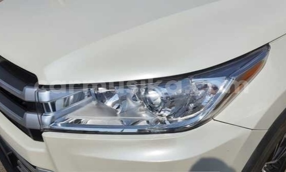 Acheter Occasion Voiture Toyota Kluger Blanc à Beitbridge, Matabeleland South Acheter Occasion Voiture Toyota Kluger Blanc à Beitbridge, Matabeleland South