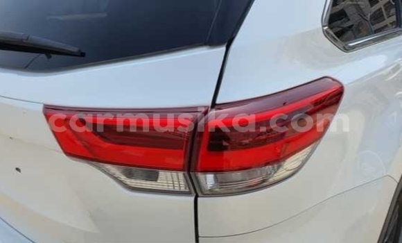 Acheter Occasion Voiture Toyota Kluger Blanc à Beitbridge, Matabeleland South Acheter Occasion Voiture Toyota Kluger Blanc à Beitbridge, Matabeleland South