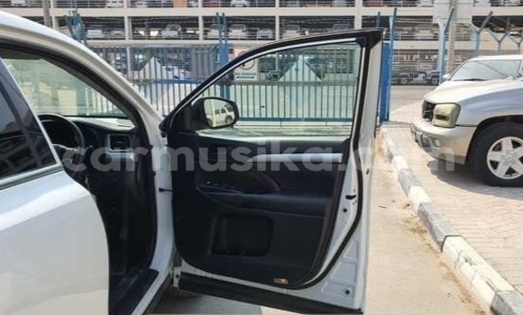 Acheter Occasion Voiture Toyota Kluger Blanc à Beitbridge, Matabeleland South Acheter Occasion Voiture Toyota Kluger Blanc à Beitbridge, Matabeleland South