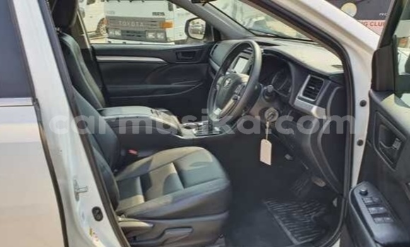 Acheter Occasion Voiture Toyota Kluger Blanc à Beitbridge, Matabeleland South Acheter Occasion Voiture Toyota Kluger Blanc à Beitbridge, Matabeleland South