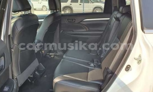 Acheter Occasion Voiture Toyota Kluger Blanc à Beitbridge, Matabeleland South Acheter Occasion Voiture Toyota Kluger Blanc à Beitbridge, Matabeleland South