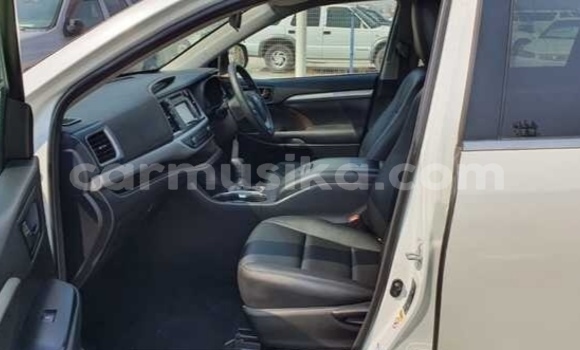 Acheter Occasion Voiture Toyota Kluger Blanc à Beitbridge, Matabeleland South Acheter Occasion Voiture Toyota Kluger Blanc à Beitbridge, Matabeleland South