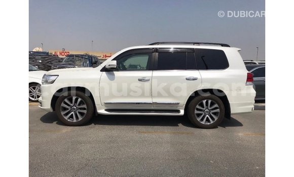 Acheter Import Voiture Toyota Land Cruiser Blanc à Import - Dubai, Harare Acheter Import Voiture Toyota Land Cruiser Blanc à Import - Dubai, Harare