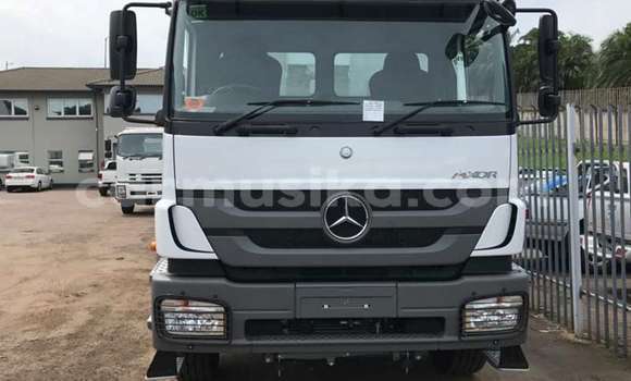 Buy Used Mercedes‒Benz Tipper White Truck in Beitbridge in Matabeleland South Buy Used Mercedes‒Benz Tipper White Truck in Beitbridge in Matabeleland South