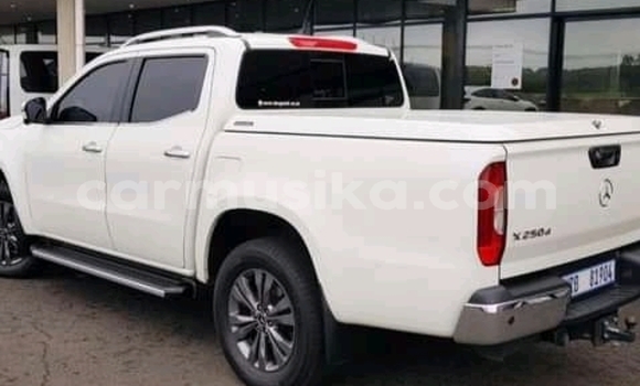 Nunua Ilio tumika Mercedes-Benz GLC 250D Nyeupe Gari ndani ya Beitbridge nchini Matabeleland Kusini Nunua Ilio tumika Mercedes-Benz GLC 250D Nyeupe Gari ndani ya Beitbridge nchini Matabeleland Kusini