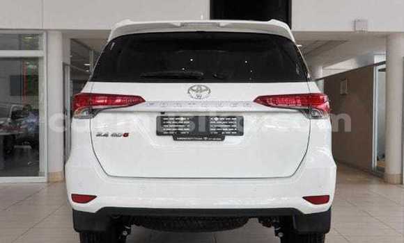 Buy Used Toyota Hilux White Car in Beitbridge in Matabeleland South