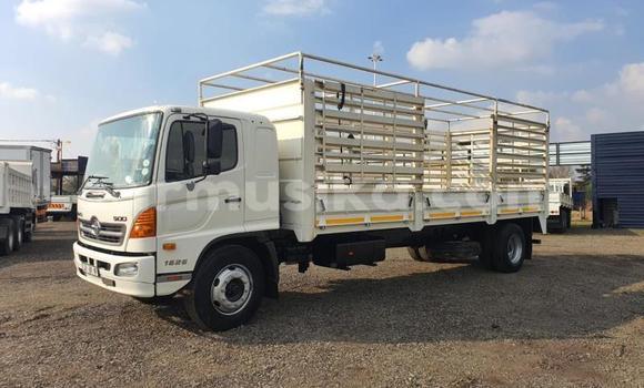 Acheter Occasion Utilitaire Hino Ranger Blanc à Belvédère, Harare