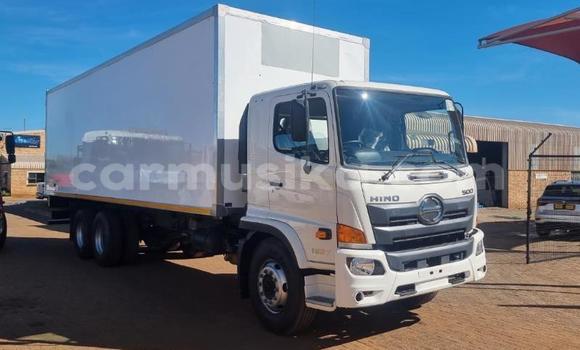 Nunua Ilio tumika Hino Ranger Nyeupe Lori ndani ya Borrowdale nchini Harare