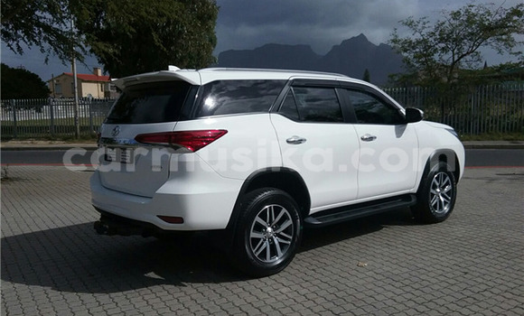 Acheter Occasion Voiture Toyota Fortuner Blanc à Beitbridge, Matabeleland South Acheter Occasion Voiture Toyota Fortuner Blanc à Beitbridge, Matabeleland South