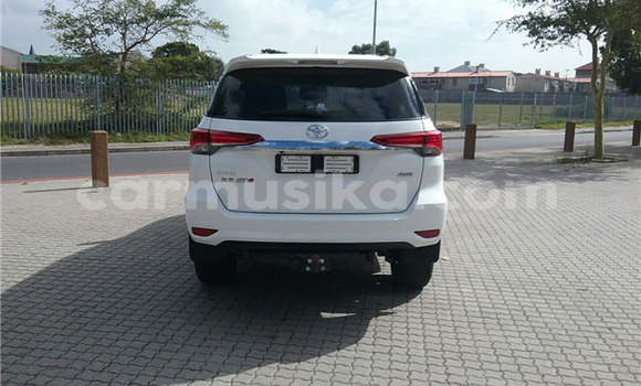 Acheter Occasion Voiture Toyota Fortuner Blanc à Beitbridge, Matabeleland South Acheter Occasion Voiture Toyota Fortuner Blanc à Beitbridge, Matabeleland South