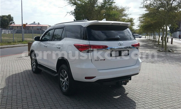 Acheter Occasion Voiture Toyota Fortuner Blanc à Beitbridge, Matabeleland South Acheter Occasion Voiture Toyota Fortuner Blanc à Beitbridge, Matabeleland South