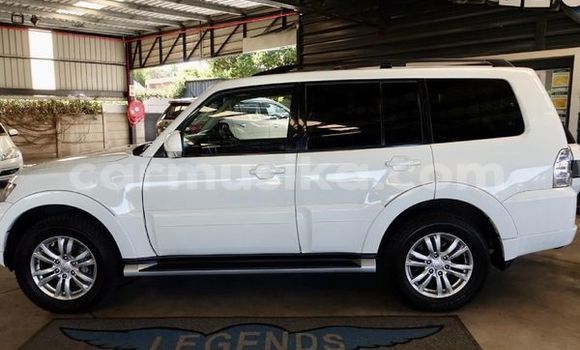 Acheter Occasion Voiture Mitsubishi Pajero Blanc à Beitbridge, Matabeleland South Acheter Occasion Voiture Mitsubishi Pajero Blanc à Beitbridge, Matabeleland South