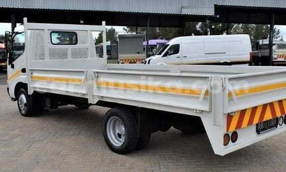 Nunua Ilio tumika Toyota Dyna Nyeupe Gari ndani ya Beitbridge nchini Matabeleland Kusini