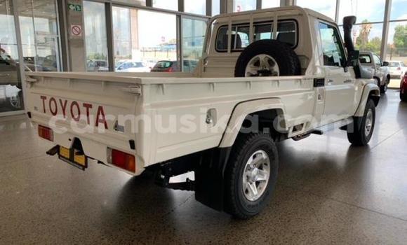 Buy Used Toyota Land Cruiser Silver Car in Beitbridge in Matabeleland South Buy Used Toyota Land Cruiser Silver Car in Beitbridge in Matabeleland South